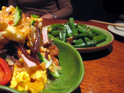 タイ風目玉焼きのサラダ