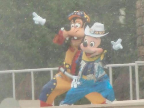 実はマックスが変装してたとか。ないわ。ないか。