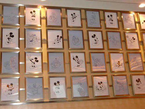 上から２つ目、左から２つ目の絵がふ××きゅーしてるように見えるような；