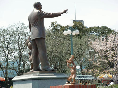 パートナーズ像とグーフィー像と桜と。