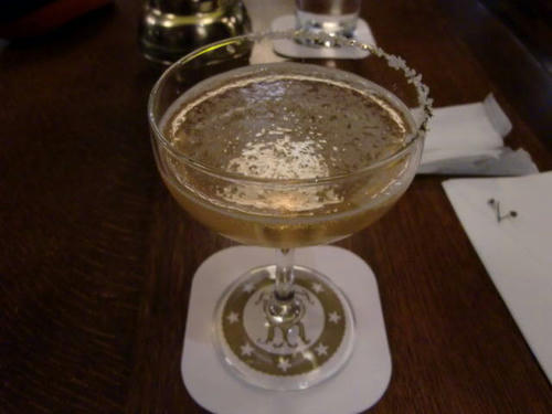 ラム酒をきかせた甘いカクテル。ローズソルトと一緒に。金色の天使が輝く雪の中に
