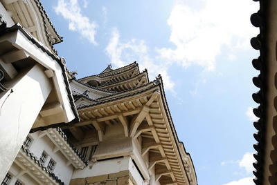 下からあおって