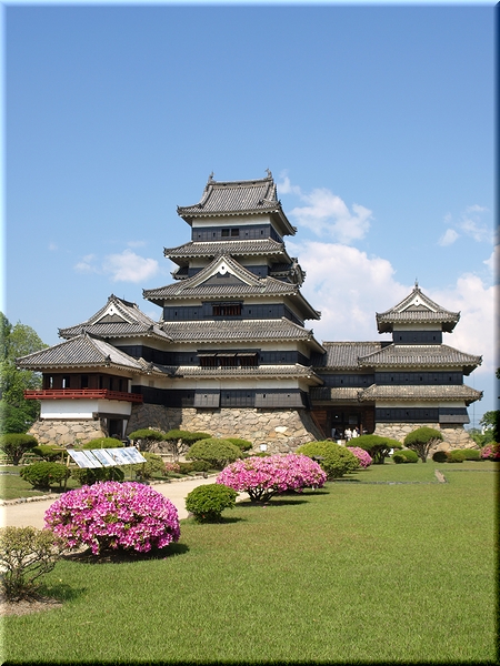 松本城(深志城)<br><br>天守は1600年前後(諸説あり)に建てられた日本最古の部類のもので、<br>明治に行われた大改修により、今なおそのままの状態で保存されている。