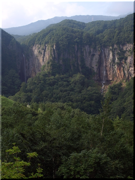 米子大瀑布(よなごだいばくふ)<br><br>権現滝(75m:写真左側)と不動滝(85m:同右側)の2つの直瀑の総称。<br>日本において珍しい造形滝で、下流で合流したのちは千曲川へと注がれる。
