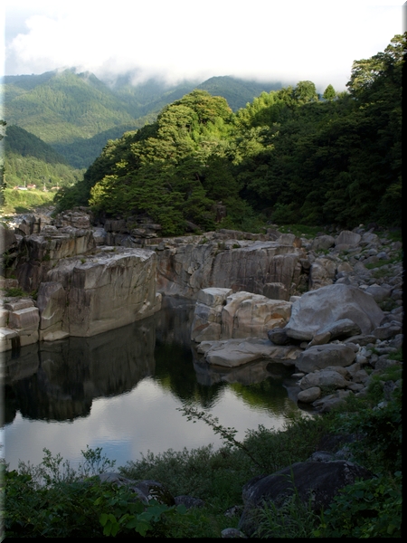 寝覚の床(ねざめのとこ)<br><br>長野県に5ヶ所ある国指定名勝(上高地・姨捨山・天竜峡・光前寺庭園)のひとつ。<br>木曽川に刻まれた花崗岩が木曽ダムなどにより水位が下がり表れた自然の彫刻。