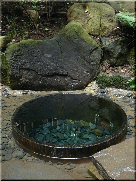 清正井(きよまさのいど)<br><br>肥後熊本藩初代藩主:加藤清正(1562~1611年)が掘ったとされる湧水の井戸。<br>「携帯の待ち受け画像にすると運気UP」と紹介されてから、人気のパワースポットに。