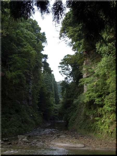 養老渓谷・弘文洞跡(こうぶんどうあと)<br><br>養老川に流れ込む夕木川を人工的に短絡させた際に造られたトンネル跡。<br>1979年5月に崩落するまで上部はつながっており、道が通っていてそうな。