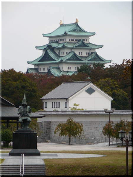 名古屋城(金鯱城・金城)<br><br>1609年に徳川家康により築城された城郭。1945年に大空襲で天守群を焼失、戦後に復元された。<br>2008年より本丸御殿の復元工事に着手し、2017年に終了、2018年には全体公開がされる予定。