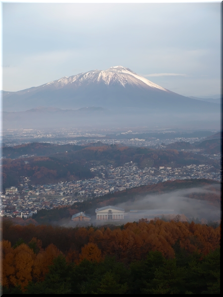 岩手山(いわてさん)<br><br>岩手県雫石町、八幡平市、滝沢村にまがたる標高2038mの山。日本百名山。<br>眺める方角によってその姿を変え、表岩手(同写真)・裏岩手(北側)と呼ばれる。
