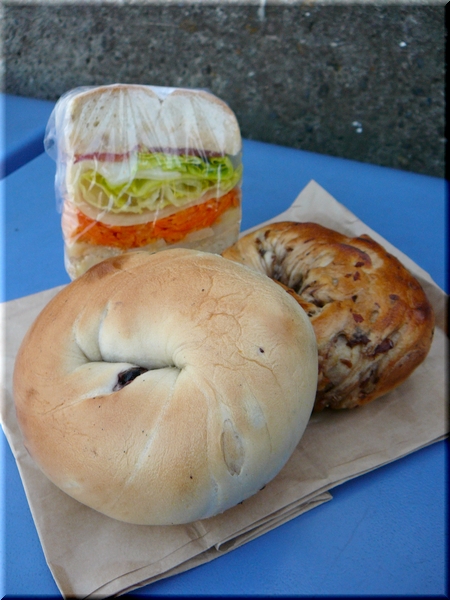 ブルーベリー＋シナモンレーズン＋サラダサンド