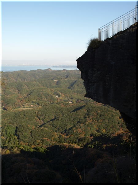 鋸山(のこぎりやま)・日本寺<br><br>千葉県鋸南町と富津市の境に位置し南房総国定公園に属する324mの山。正式名は乾坤山。<br>江戸~昭和時代に採石が行われ現在は観光地化。また、山全体を境内とする日本寺を有する。