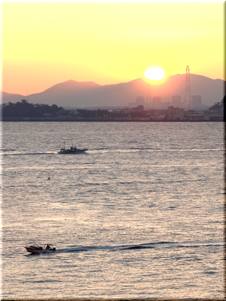 羽豆岬(はずみさき)<br><br>愛知県は知多南町、伊勢湾と三河湾に囲まれた知多半島の南端に位置する岬。<br>冬は、渥美半島越しの日の出、紀伊半島に沈む日の入りのビュースポットとなる。