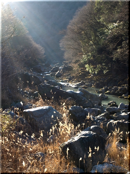 三波石峡(さんばせききょう)<br><br>埼玉県(児玉郡神川町)と群馬県(藤岡市)の県境に位置する、長さ約1kmの石峡。<br>三波石が横たわるその景観から国指定の名勝および天然記念物に指定されている。