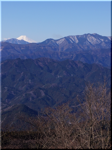 関八州見晴台(かんはっしゅうみはらしだい)<br><br>埼玉県飯能市と入間郡越生町の市町境にある、標高約770m地点の高台。<br>名の通り、安房・上野・下野・相模・武蔵・上総・下総・常陸の八州が見渡せる。