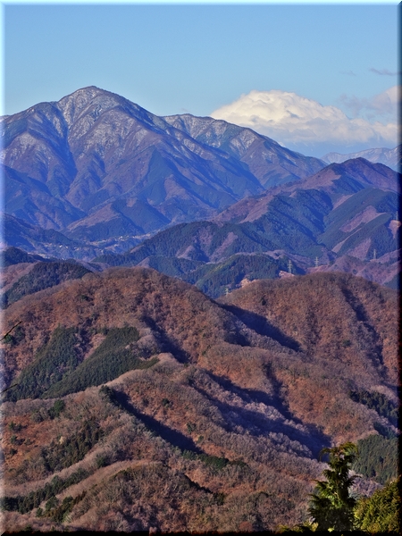 石老山(せきろうさん)<br><br>神奈川県相模原市は相模湖の南東にある標高693.4mの山。関東百名山のひとつ。<br>平安時代に建立されたとされる、中腹にある顕鏡寺の山号「石老山」より名付けられた。
