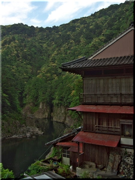 瀞峡の下流にあたる下瀞と瀞ホテル