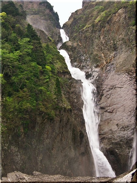 日本一の落差(350m)を誇る称名の滝