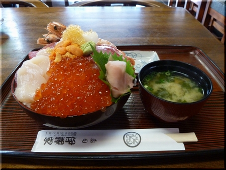 豪華海鮮丼（巨大ドーム盛り） 