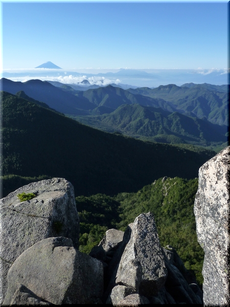ひょっこりと頭を出す富士山