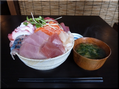 デカ盛り海鮮丼(大盛り) デカ盛り海鮮丼(大盛り)