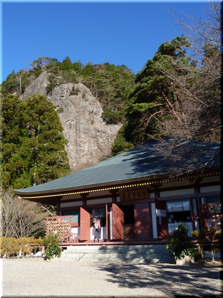 鳳来寺山の中腹に建つ鳳来寺本堂