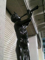 ラッパを吹く像