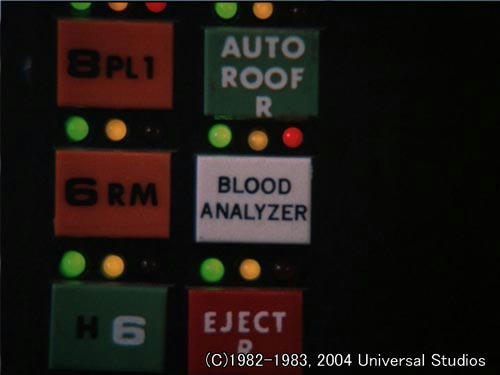 "BLOOD ANALYZER"（血液分析装置）作動スイッチ