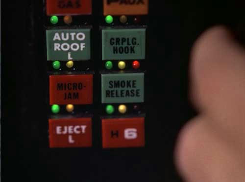 煙幕（スモークリリース）ボタン。…ん？　マイクロジャムボタンのアップ時とボタン配置が違うゾ…