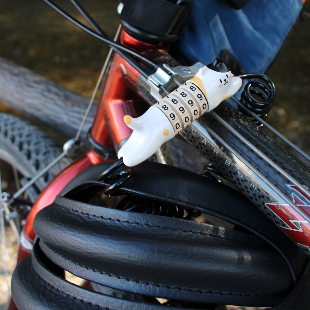 自転車用ヘルメットのワイヤーロック「にゃんロック」