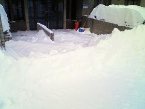 玄関前の雪の吹きだまり。