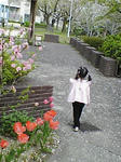 公園へと向かう娘の後ろ姿
