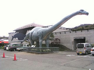 090426_1042_信州新町化石博物館前に展示された恐竜（信州新町）