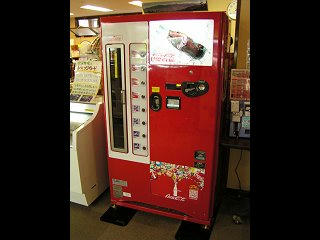 100820_1400_懐かしのコカコーラ瓶自動販売機（大町市）