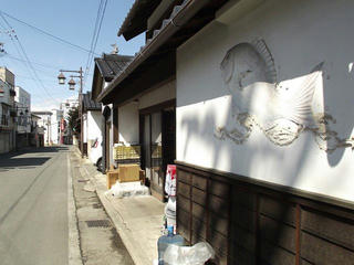 140322_1316_仲小町通りに残る鯛の鏝絵（須坂市）