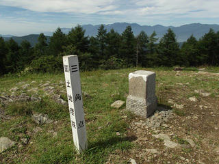 150725_0940_守屋山・西峰「一等三角点」（諏訪市）