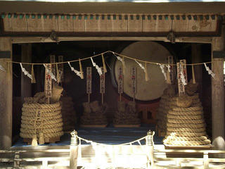 160326_1313_諏訪大社上社本宮神楽殿に奉納された「本宮二」の綱（諏訪市）