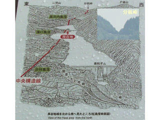 160816_長谷地域を通過する中央構造線を北から南へ見た状況（伊那市長谷）