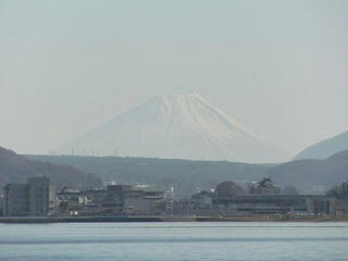 161203_1338_みずべ公園から諏訪湖越しに望む富士山（下諏訪町）