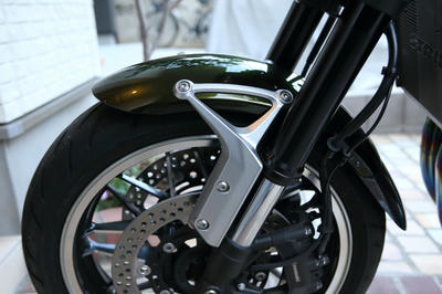 Z900RSにブラックの純正フロントフェンダーアームを装着