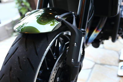 Z900RSにブラックの純正フロントフェンダーアームを装着