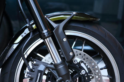 Z900RSにブラックの純正フロントフェンダーアームを装着
