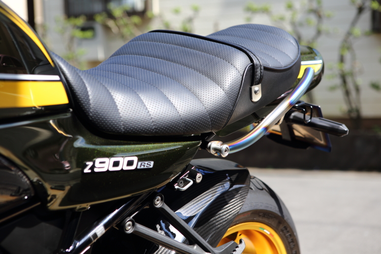 Z900RSにウィリーキッズのチタン製タンデムバーを装着