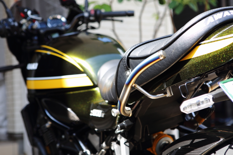 Z900RSにウィリーキッズのチタン製タンデムバーを装着