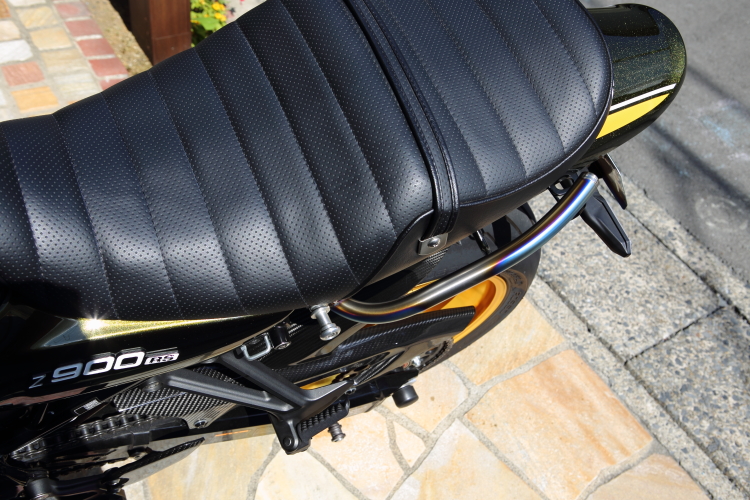 Z900RSにウィリーキッズのチタン製タンデムバーを装着
