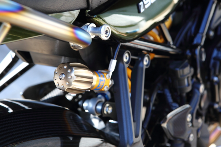 Z900RSにモトコルセのCNCビレット プリロードアジャスタダイヤルを装着