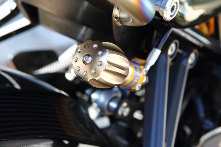 Z900RSにモトコルセのCNCビレット プリロードアジャスタダイヤルを装着