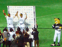 松中選手と和田選手のお立ち台