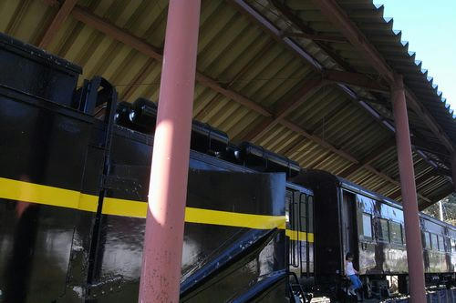 日中線記念館とラッセル車と少女