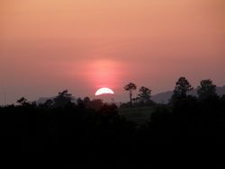 消え行く夕日を　ただ　焼き付ける