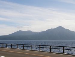 左に樽前山、右手前に風不死岳